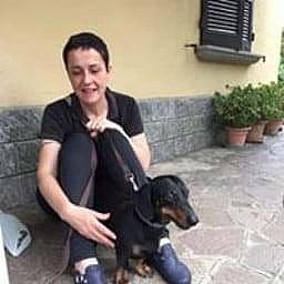 Rossy seduta vicino al proprio cane