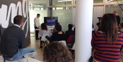 Il pubblico guarda lo speaker durante l'evento