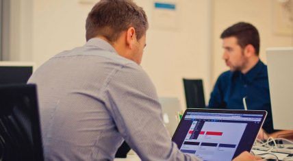 Foto di Luca Scarpa che osserva lo schermo del computer