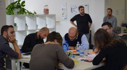 Foto dei partecipanti all'evento mentre svolgono un esercizio