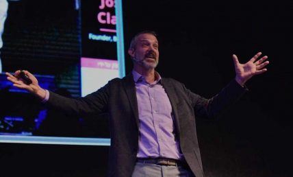 Josh Clark parla ad un evento