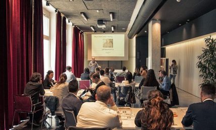 Gothelf davanti al pubblico durante il talk