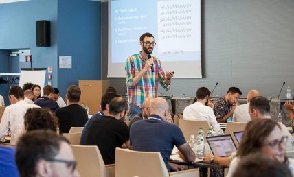 Jake Knapp parla al pubblico