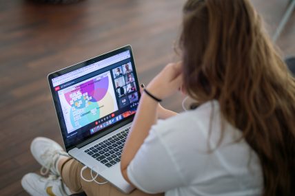 Caterina sitting in front of the screen of the Mac
