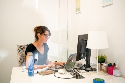 Marianna lavora al pc