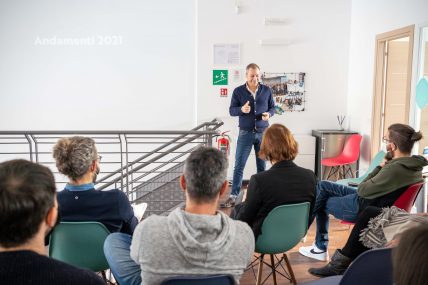 Luca parla al team durante un internal day