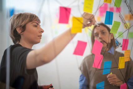 Anna e Francesca mentre lavorano su dei post it