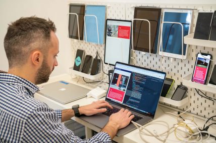 Antonio lavoro nel nostro device lab, scrive al computer