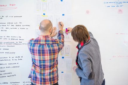 Ilaria e Manuele fanno sketches sul muro