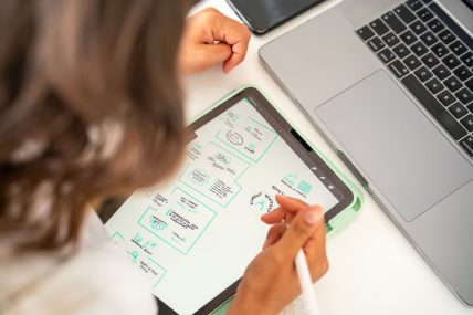 foto di una persona di spalle che disegna su di un tablet