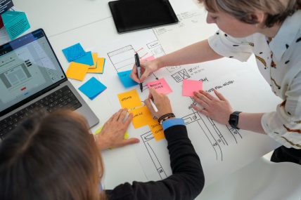 Foto del team che schizza su alcuni fogli