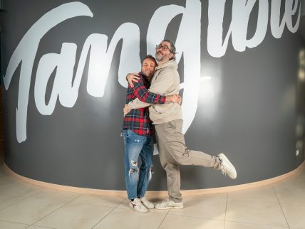 Antonio e Daniele che si abbracciano in ufficio