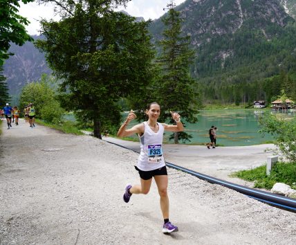 Anna corre felice verso il traguardo