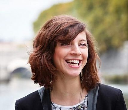 Donata che sorride, all'aperto