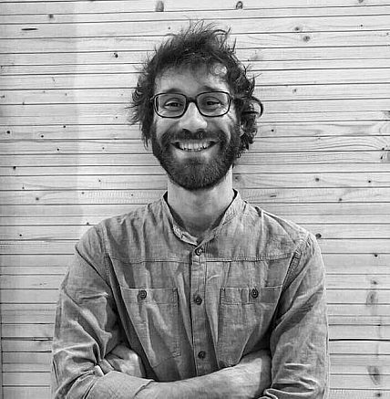 Carlo guarda e sorride alla camera