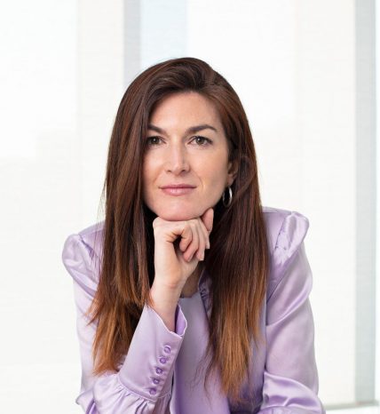 Silvia con la testa appoggiata sul mento, guarda la camera