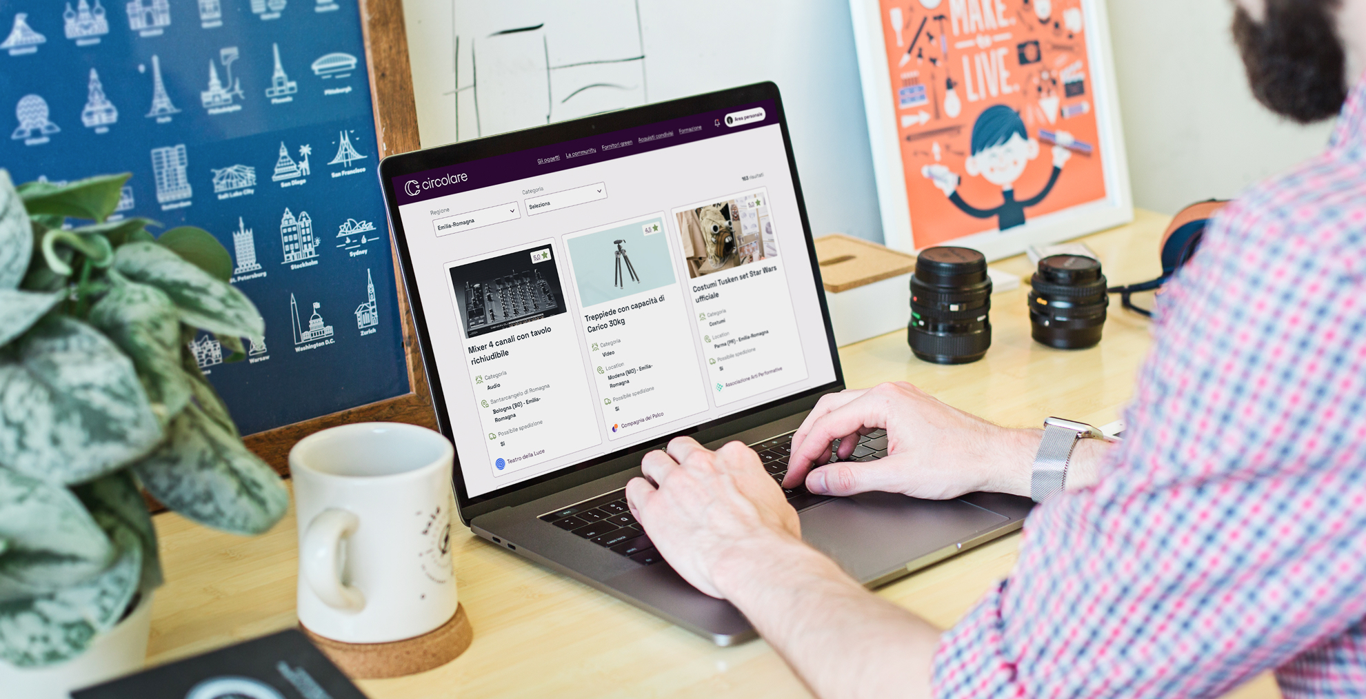 Persona seduta a una scrivania utilizza la piattaforma Circolare su un laptop. Sullo schermo si vedono schede di oggetti disponibili per il prestito tra enti culturali.