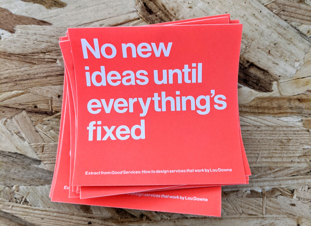 Volantini con scritta no new ideas until everything's fixed