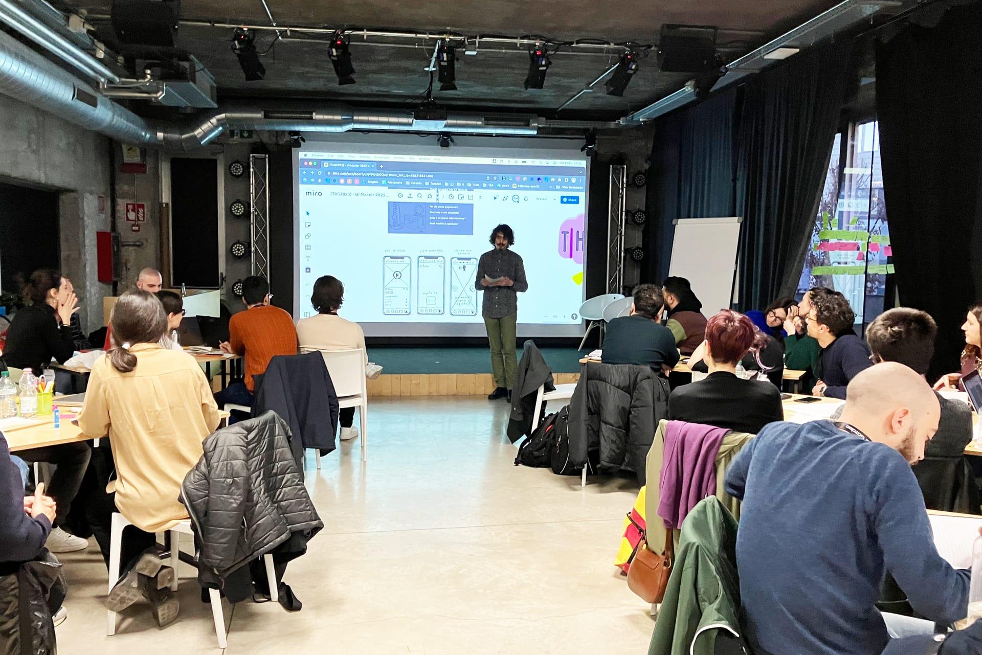 Alcuni studenti a lavoro durante la lezione tenuta da Valentina Marzola all'interno del Master UI del Talent Garden