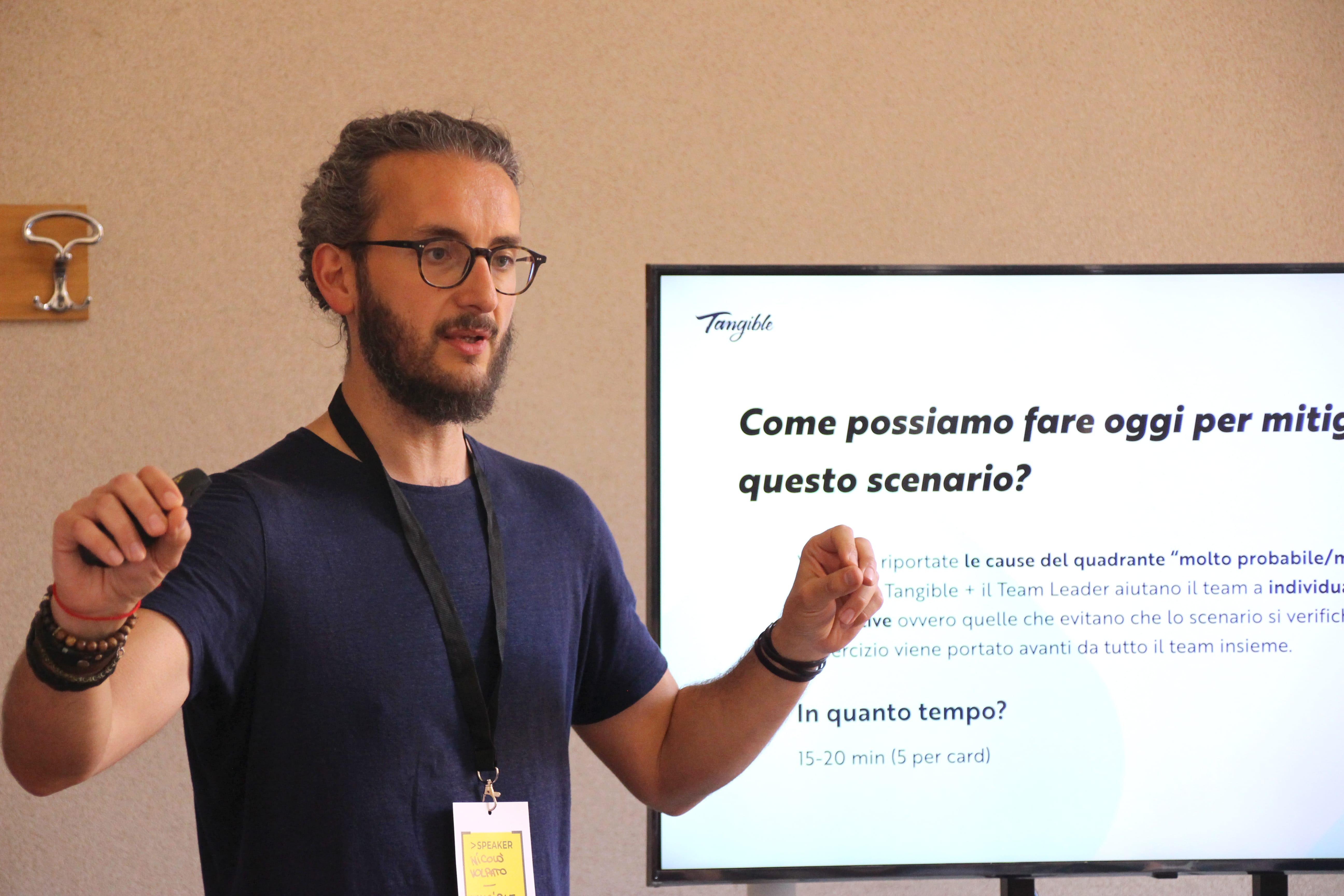 Nicolò Volpato durante il workshop dell'Ethical Compass facilitato nel 2022