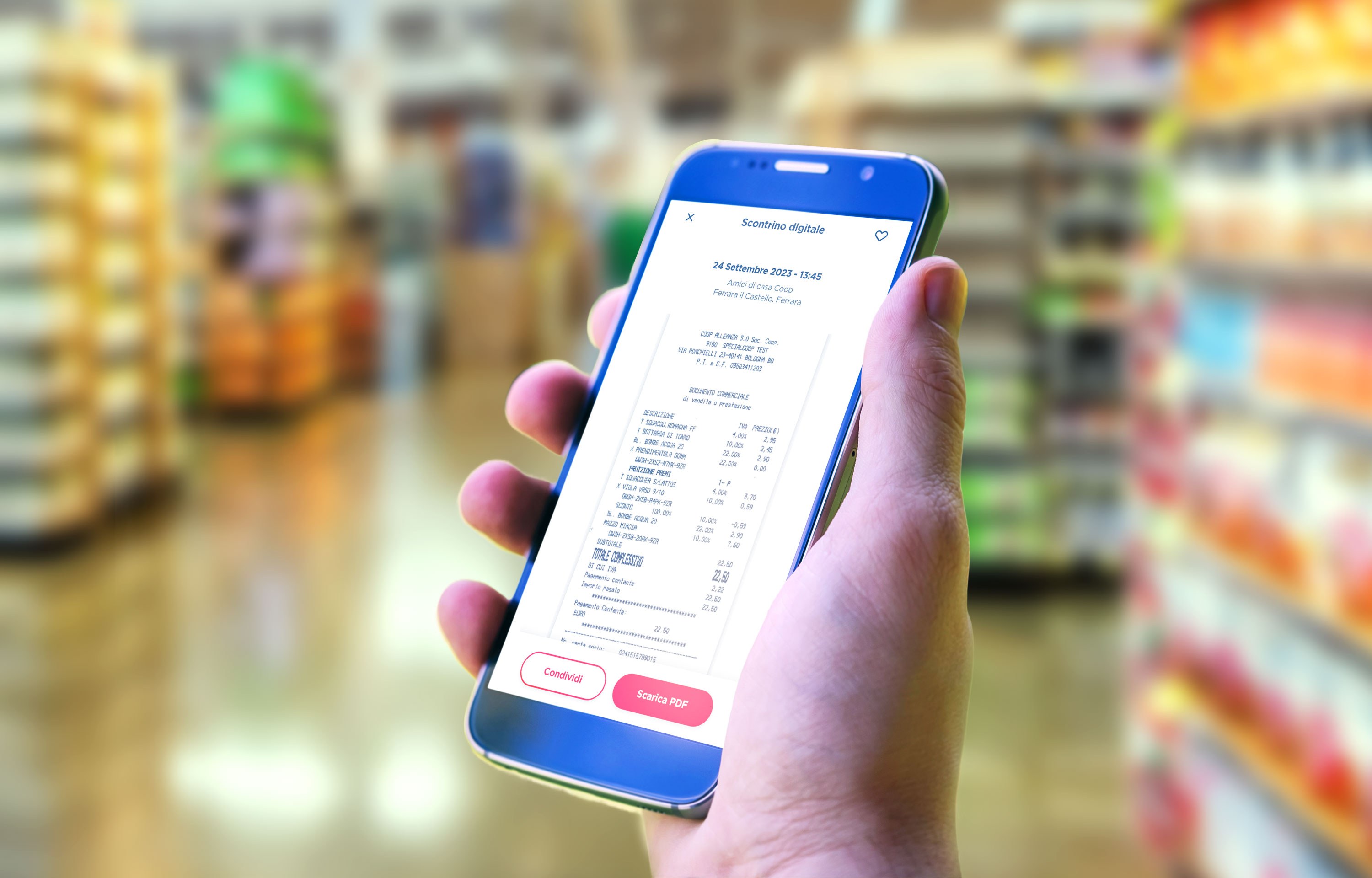Una mano tiene uno smartphone che visualizza lo scontrino digitale di Coop Alleanza.
