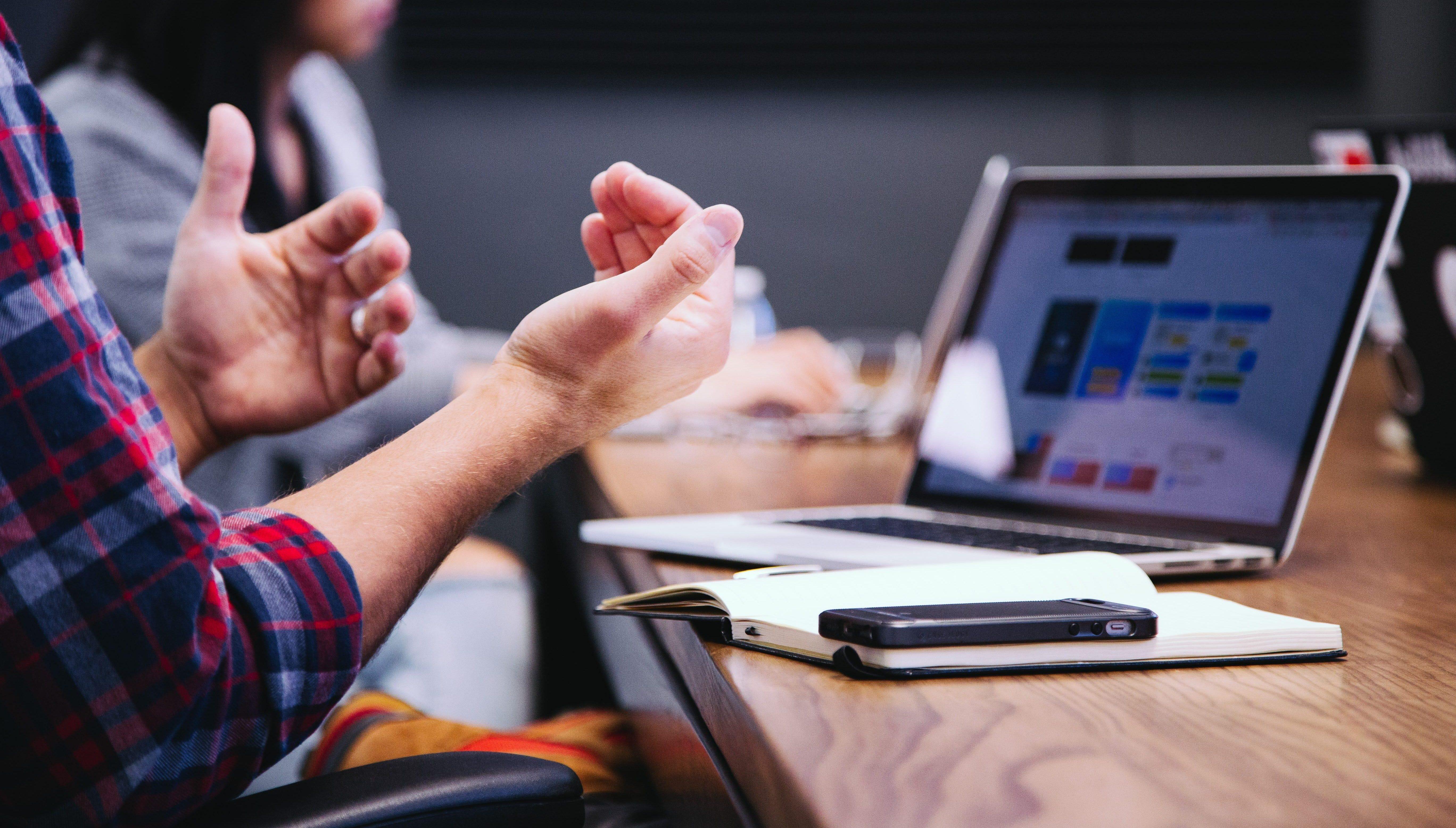 Un utente in video chiamata, intervista un cliente e raccoglie i suoi feedback sulla relazione