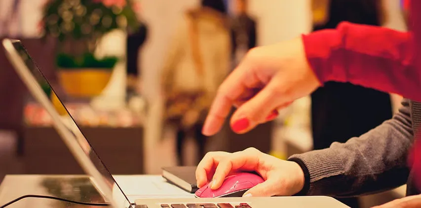 Dettaglio di una mano e un PC