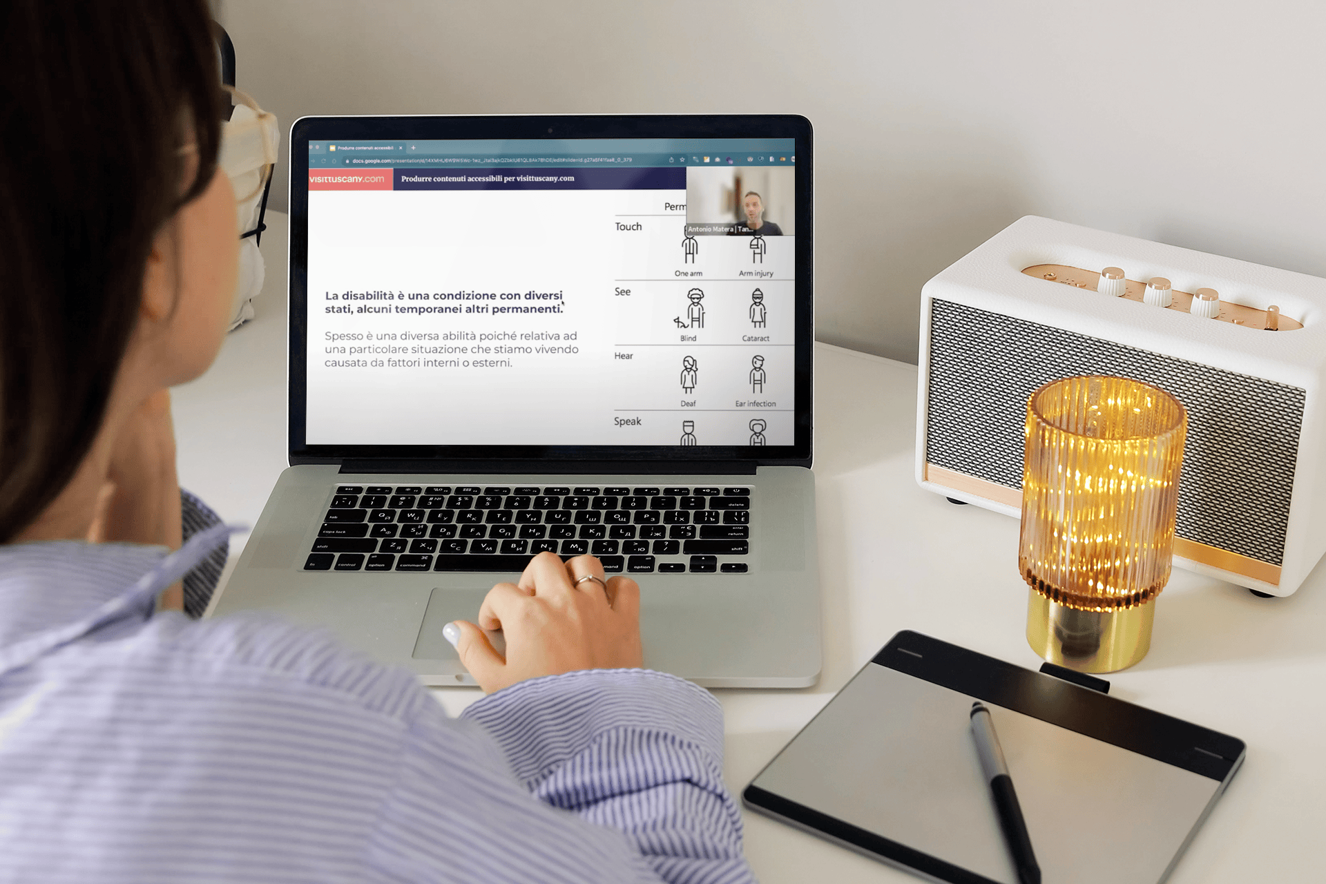 Una persona mentre assiste al webinar formativo